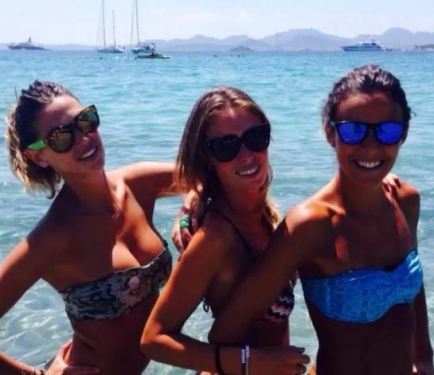 Melissa Satta si mostra in bikini con le amiche