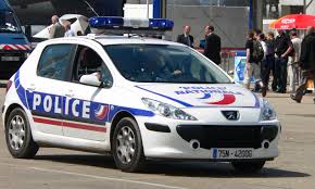 Ancora Paura a Parigi. Auto investe poliziotta davanti ad Eliseo