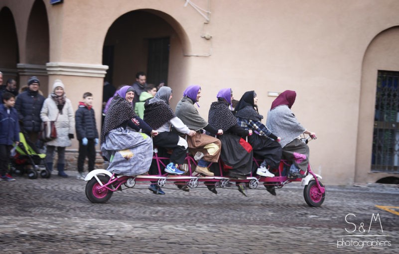 Befana a Pesaro-Urbino: l’anno comincia con le scorribande della vecchietta più famosa
