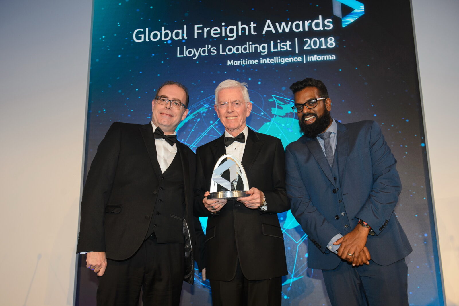 da sinistra verso destra: Scott Reeves, Direttore di NMT International Shipping Ltd., Roy Postlethwaite, Amministratore Delegato di Grimaldi Agencies UK Ltd., Romesh Ranganathan, comico, attore e presentatore dei Global Freight Awards 2018.