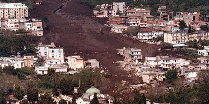 Foto del 06/05/98 che mostra la terribile frana che colpì la città di Sarno