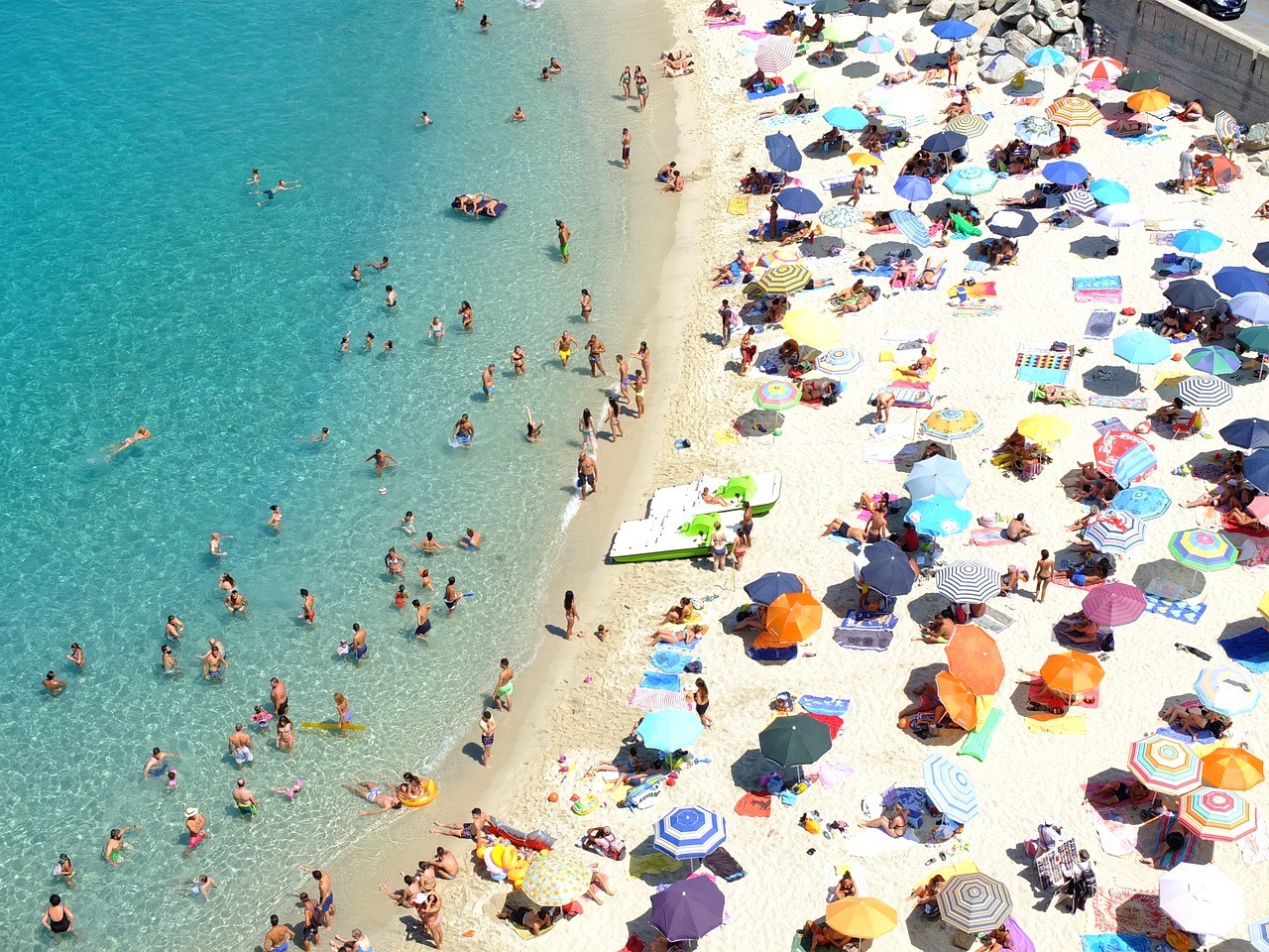 Italia “bollente”: tra spiagge e montagne è qui che italiani e stranieri passeranno le vacanze