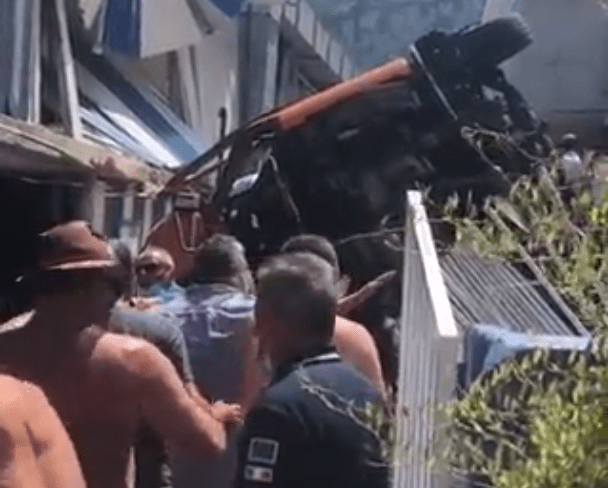Incidente a Capri, bus di linea precipita a Marina Grande sullo stabilimento Le Ondine: ci sono feriti