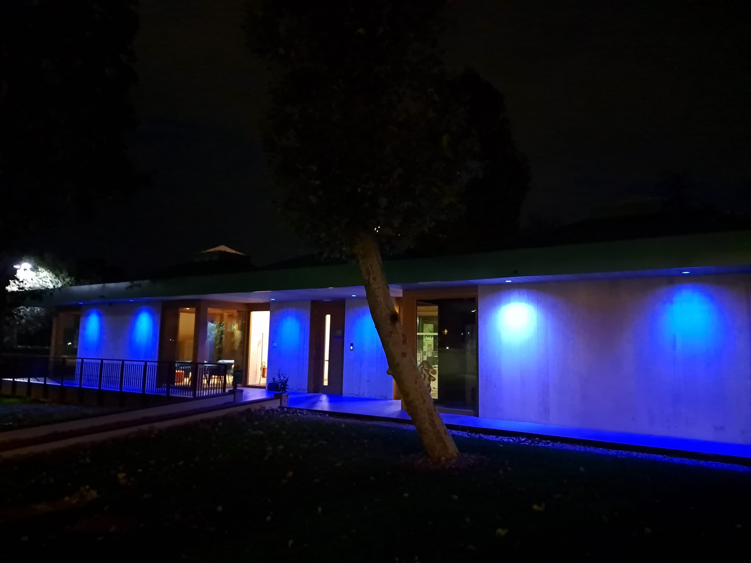Family Center del Meyer illuminato di blu