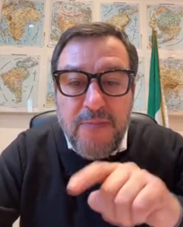Salvini: obbligo di targa e casco per i monopattini.