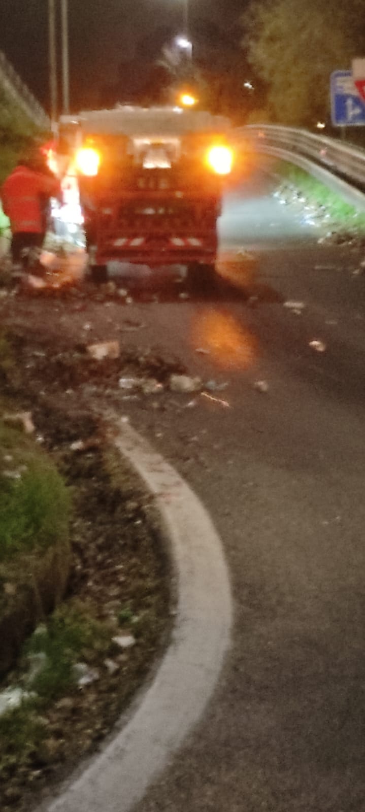 Salerno. Spazzatura lanciata da auto in tangenziale: pulizia a Via Irno – Rione Petrosino