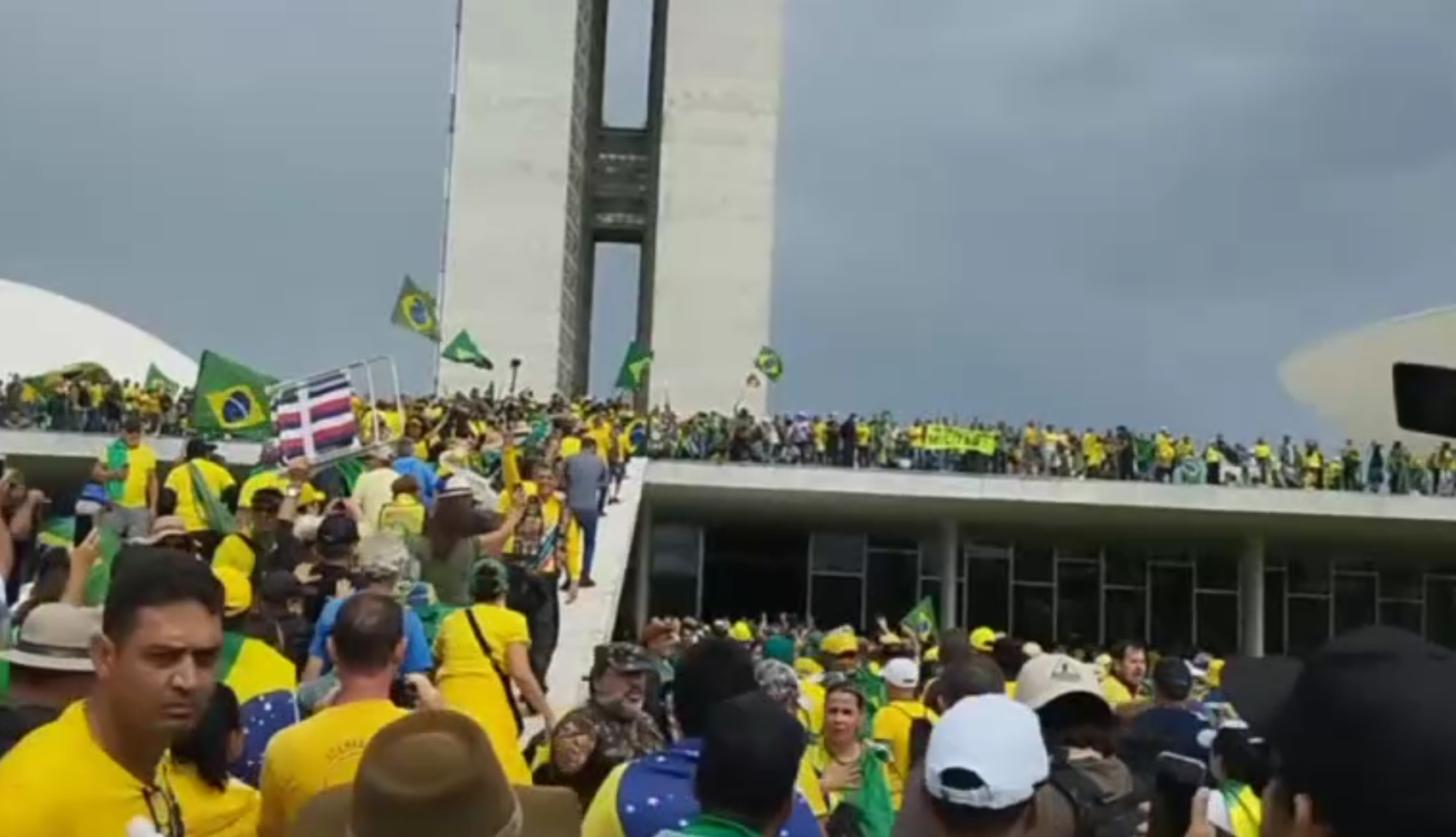 Brasile- Sostenitori di Bolsonaro assaltano il Parlamento