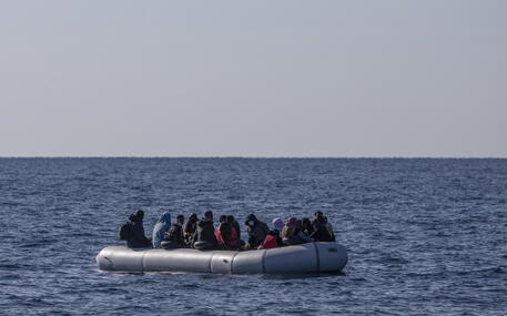 “La Grecia abbandona migranti in mare”. Video shock del Nyt