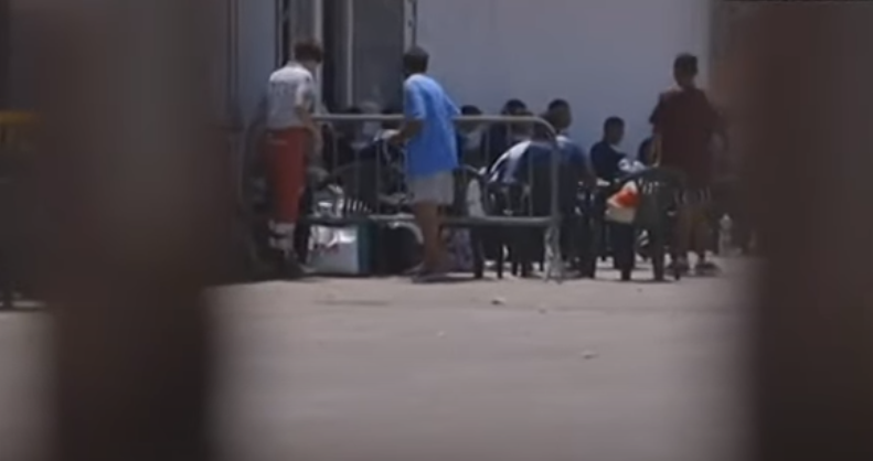 Centinaia di migranti in fuga a Porto Empedocle